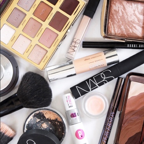 ACCEPTING EVERY OFFER ON MAKEUP BUNDLES - Picture 1 of 2